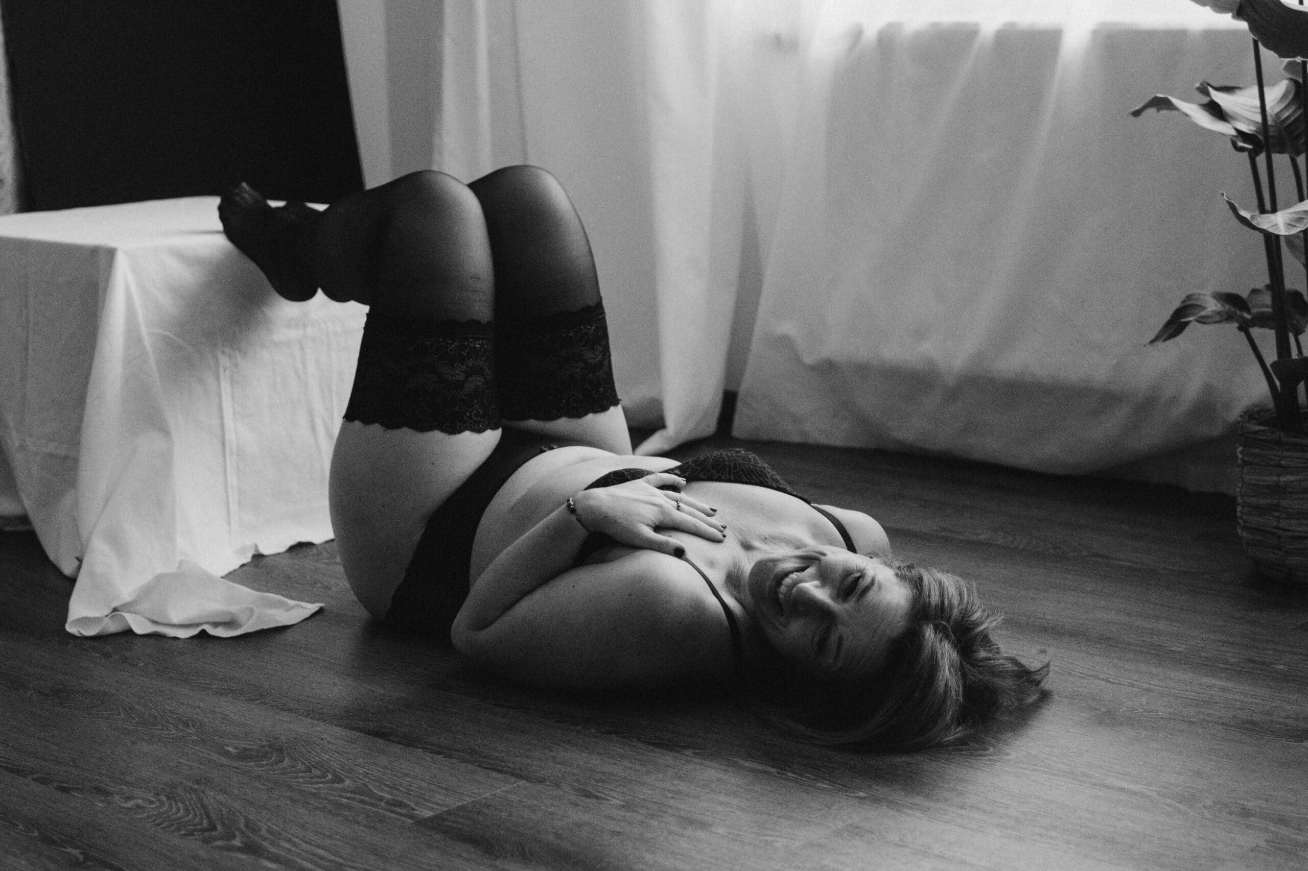 Frau mit lächeln – sinnlich und voller Vertrauen